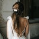 Braut mit Blütenhaarspange