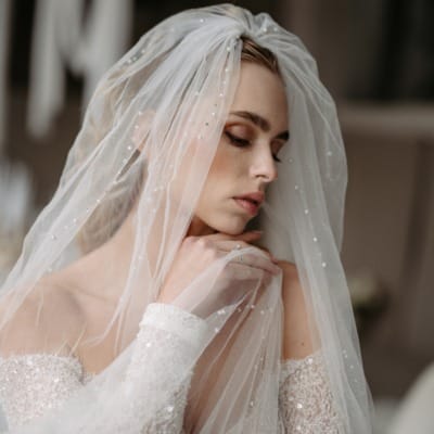 Braut trägt Glitzer Softtüllschleier