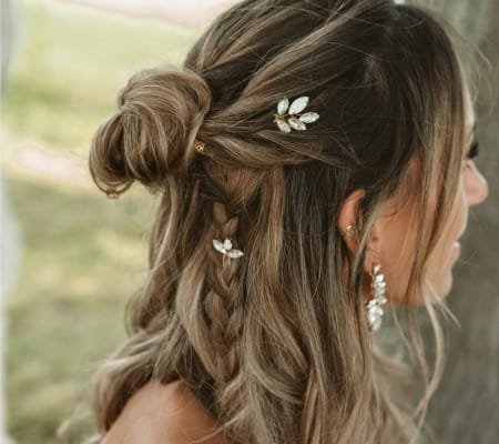 Brautfrisur mit halboffenen Haaren im Boho-Style