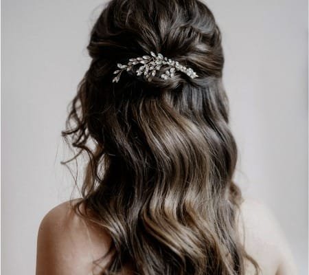 Brautfrisur mit Half-up Style und braunen Haaren und Locken