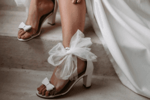 Nahaufnahme von Brautschuhen mit Schleifen