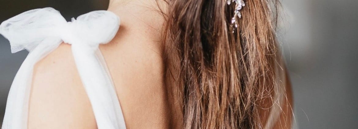 Haarschmuck aus Strass in der Brautfrisur einer braunhaarigen Braut im Brautkleid